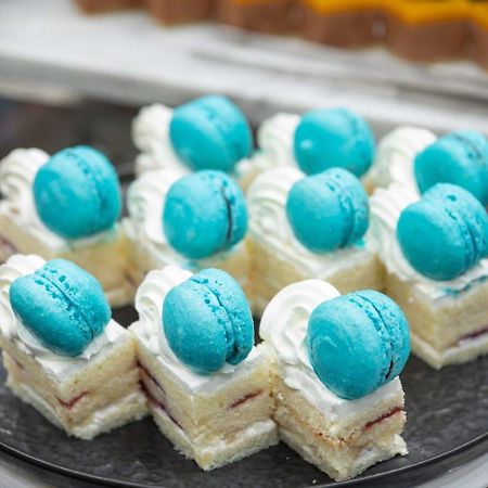 Radisson Blu Hotel, Jeddah Corniche Экстерьер фото Macarons on top of a cake