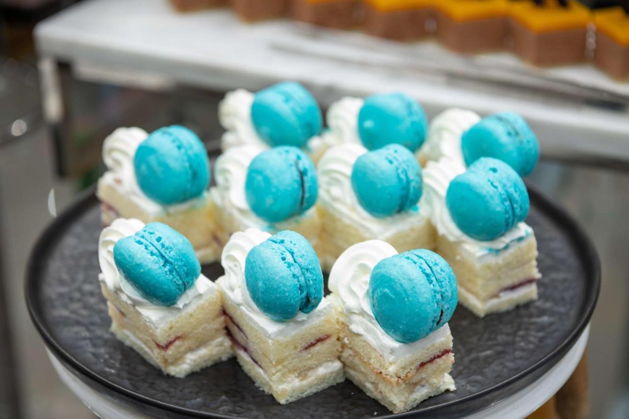 Radisson Blu Hotel, Jeddah Corniche Экстерьер фото Macarons on top of a cake