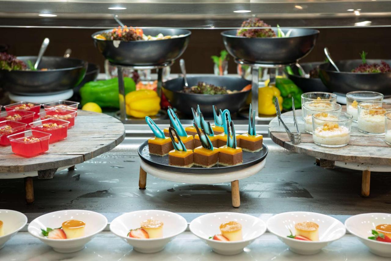 Radisson Blu Hotel, Jeddah Corniche Экстерьер фото A buffet