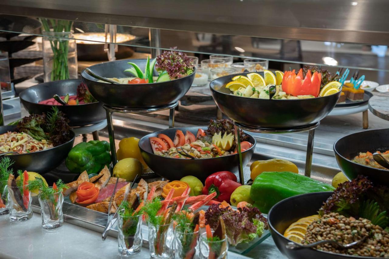 Radisson Blu Hotel, Jeddah Corniche Экстерьер фото A salad bar