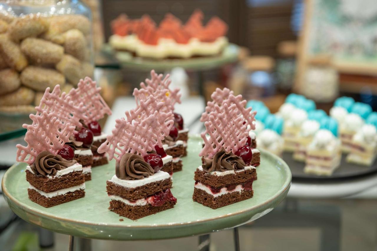 Radisson Blu Hotel, Jeddah Corniche Экстерьер фото Chocolate cakes