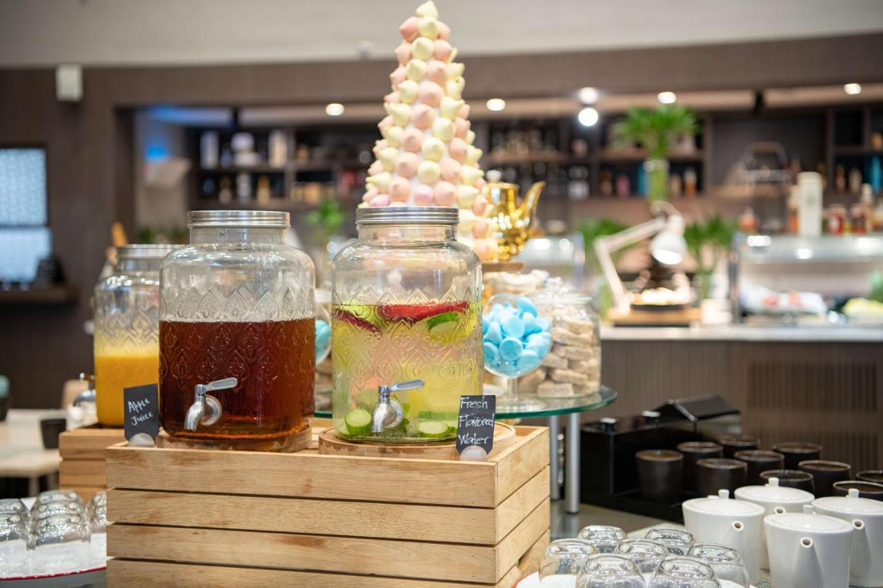 Radisson Blu Hotel, Jeddah Corniche Экстерьер фото A selection of drinks at a buffet