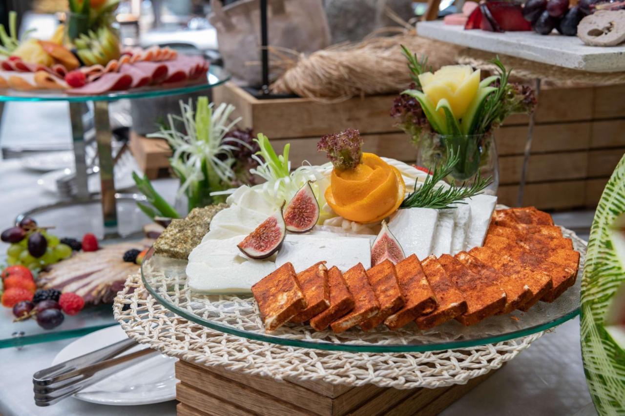 Radisson Blu Hotel, Jeddah Corniche Экстерьер фото A cheese platter