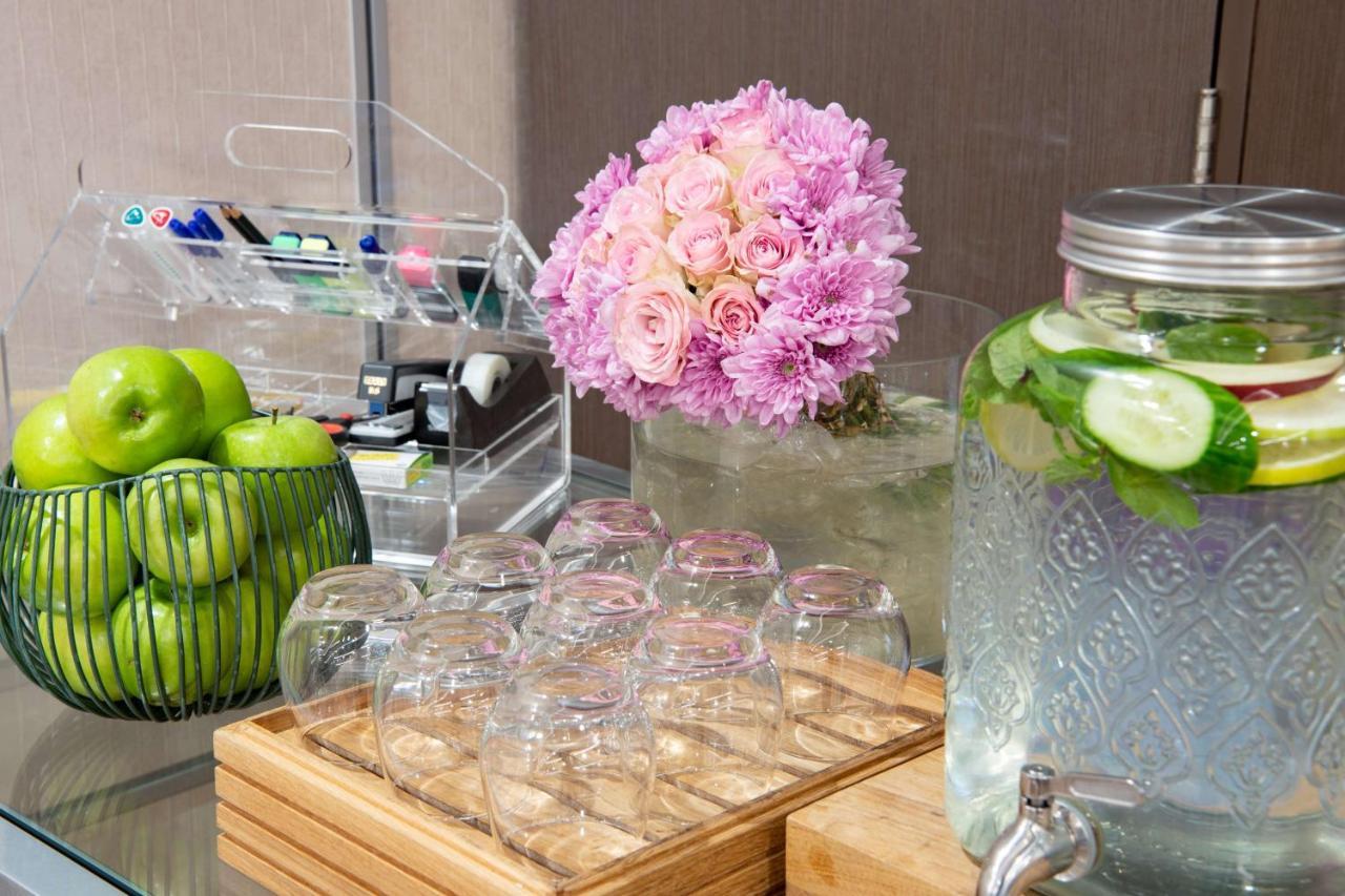 Radisson Blu Hotel, Jeddah Corniche Экстерьер фото Infused water