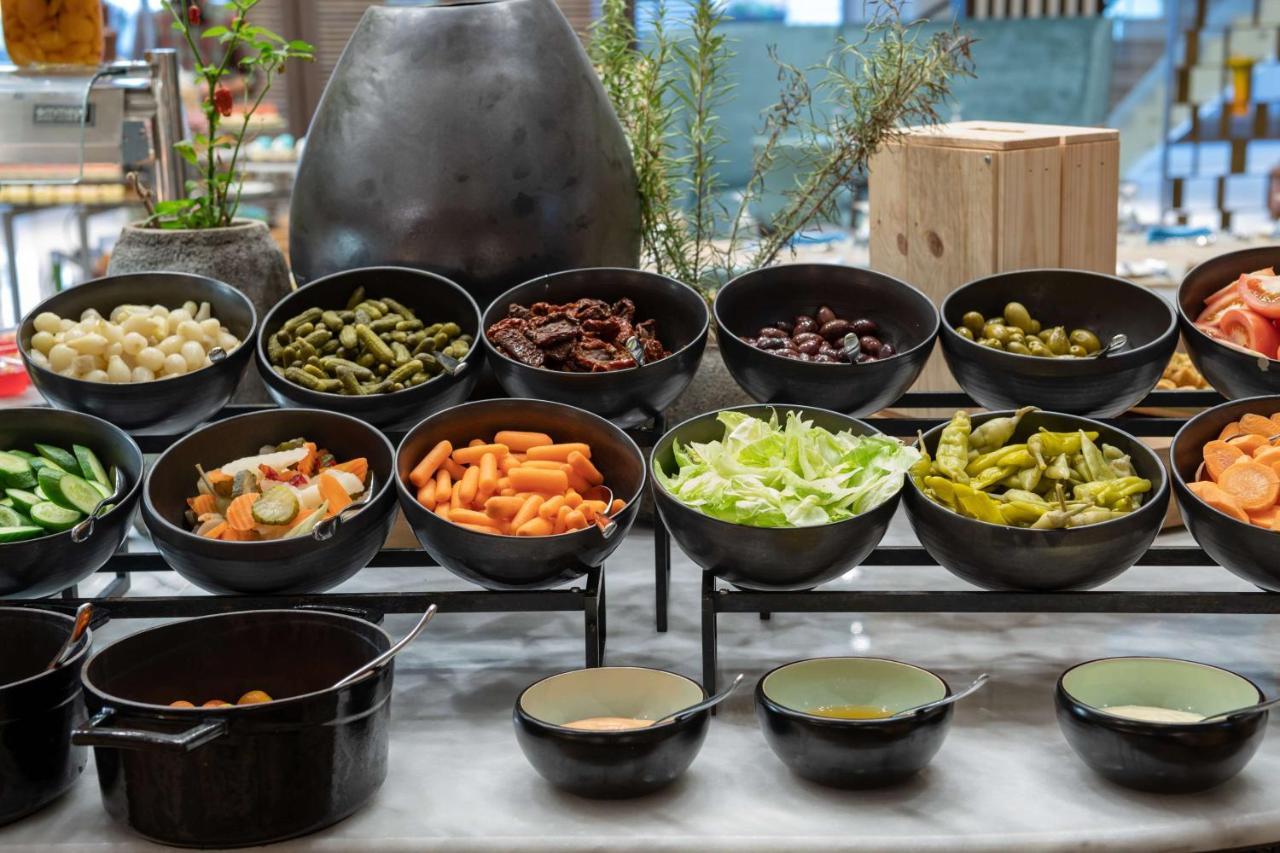 Radisson Blu Hotel, Jeddah Corniche Экстерьер фото A salad bar