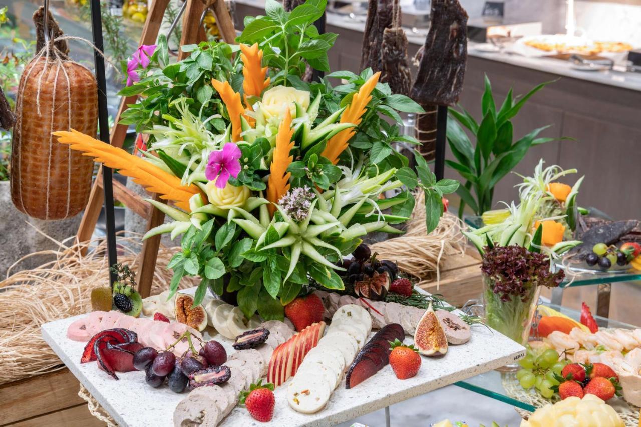 Radisson Blu Hotel, Jeddah Corniche Экстерьер фото A selection of Thai fruit