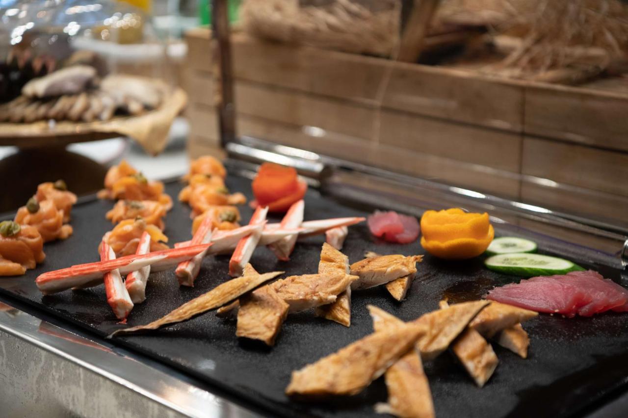 Radisson Blu Hotel, Jeddah Corniche Экстерьер фото Seafood at a buffet
