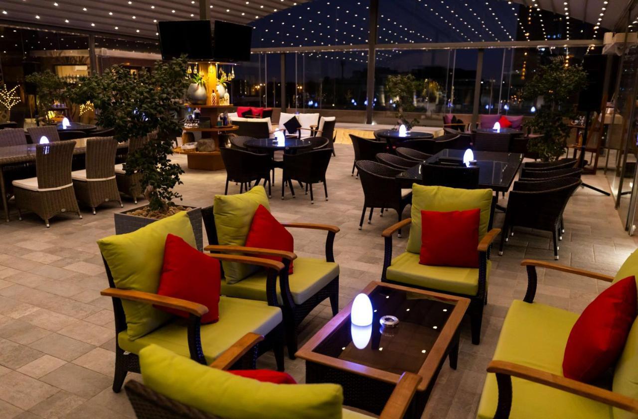 Radisson Blu Hotel, Jeddah Corniche Экстерьер фото The lounge at the airport