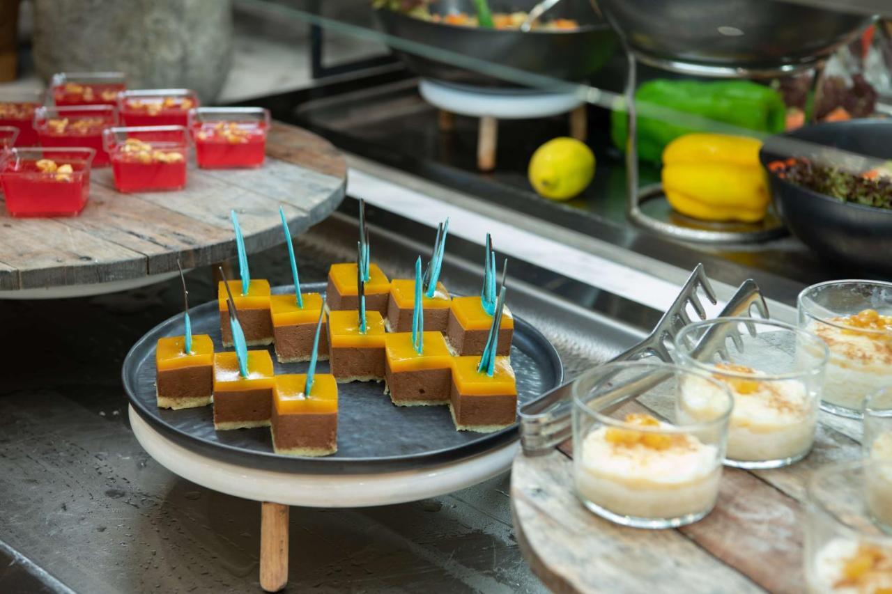 Radisson Blu Hotel, Jeddah Corniche Экстерьер фото A selection of desserts