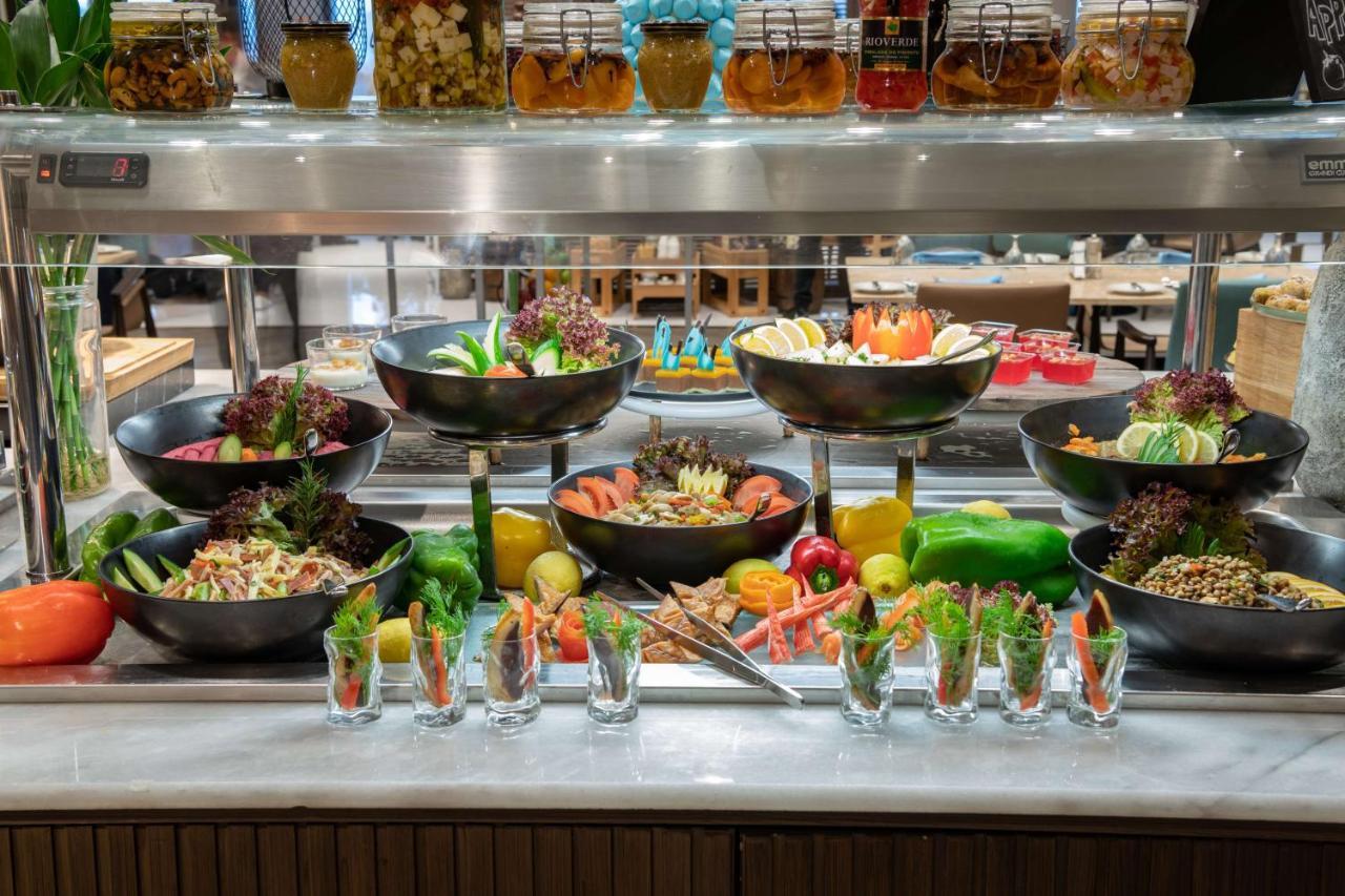 Radisson Blu Hotel, Jeddah Corniche Экстерьер фото A salad bar
