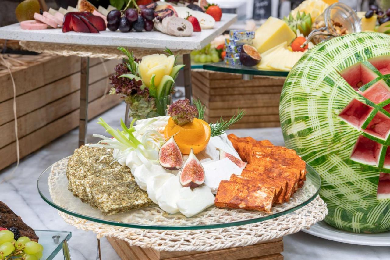 Radisson Blu Hotel, Jeddah Corniche Экстерьер фото A selection of cheeses