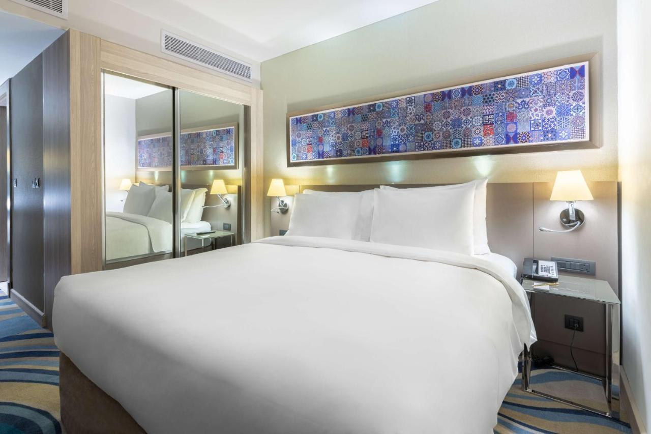 Radisson Blu Hotel, Jeddah Corniche Экстерьер фото A bedroom at the hotel