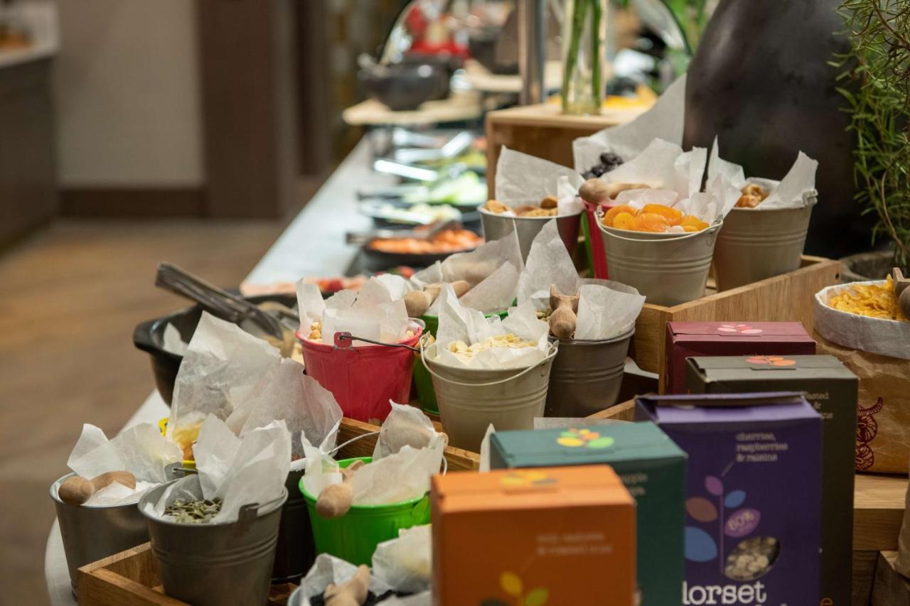Radisson Blu Hotel, Jeddah Corniche Экстерьер фото A selection of teas at a buffet