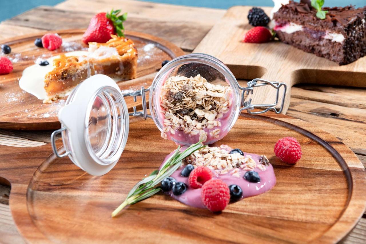 Radisson Blu Hotel, Jeddah Corniche Экстерьер фото A breakfast parfait