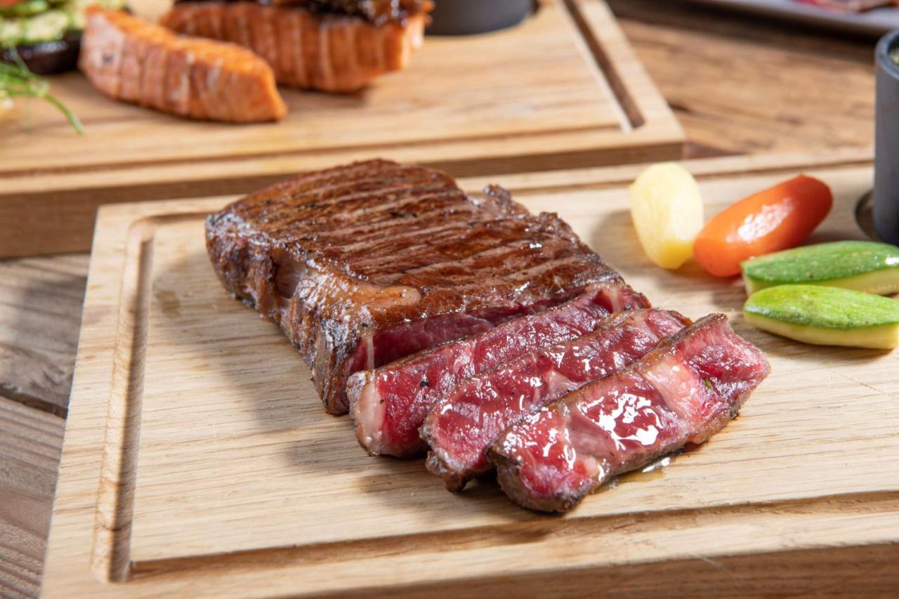 Radisson Blu Hotel, Jeddah Corniche Экстерьер фото A grilled strip steak