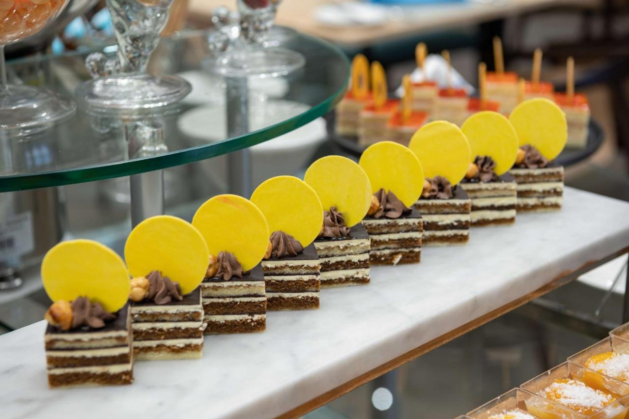 Radisson Blu Hotel, Jeddah Corniche Экстерьер фото A row of dobos torte
