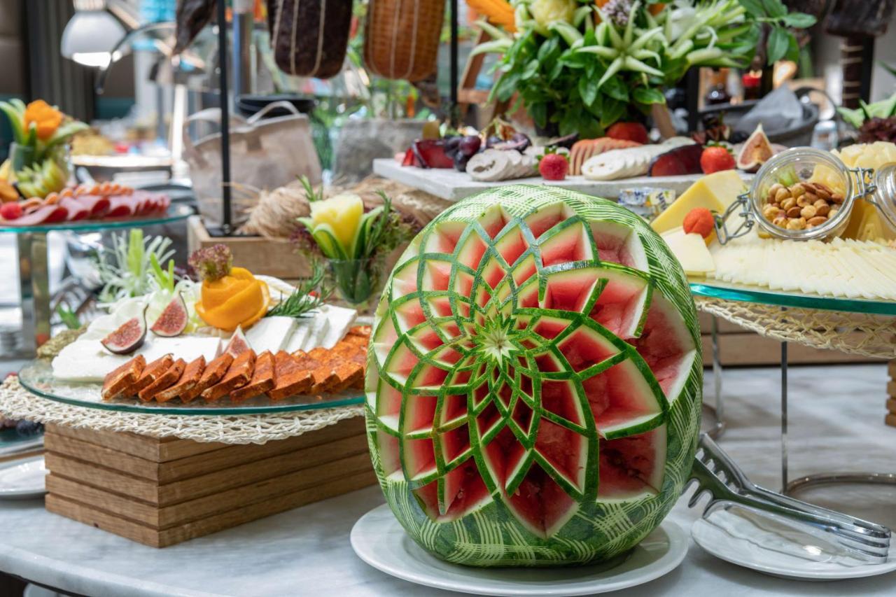 Radisson Blu Hotel, Jeddah Corniche Экстерьер фото A watermelon carving