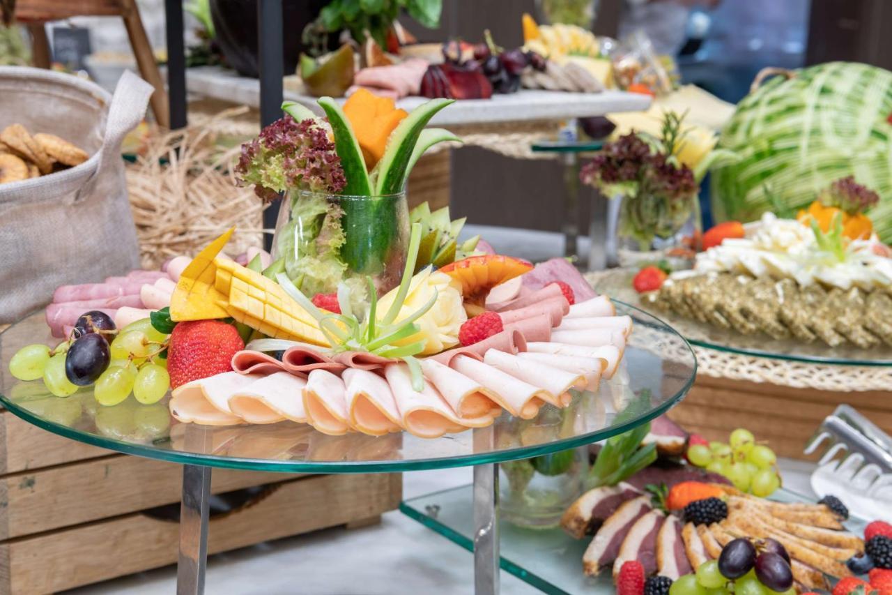 Radisson Blu Hotel, Jeddah Corniche Экстерьер фото A buffet