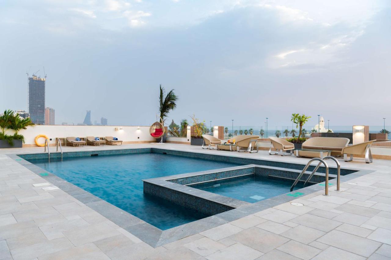 Radisson Blu Hotel, Jeddah Corniche Экстерьер фото Rooftop pool at the hotel