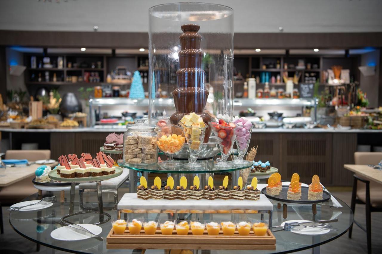 Radisson Blu Hotel, Jeddah Corniche Экстерьер фото A chocolate fountain